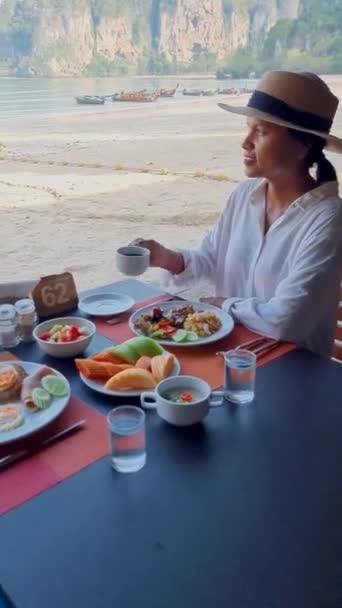 타이의 비해변에 호텔에서 식사를 여성들 — 비디오