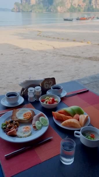 Πρωινό Ένα Πολυτελές Ξενοδοχείο Στην Παραλία Του Railay Krabi Ταϊλάνδη — Αρχείο Βίντεο