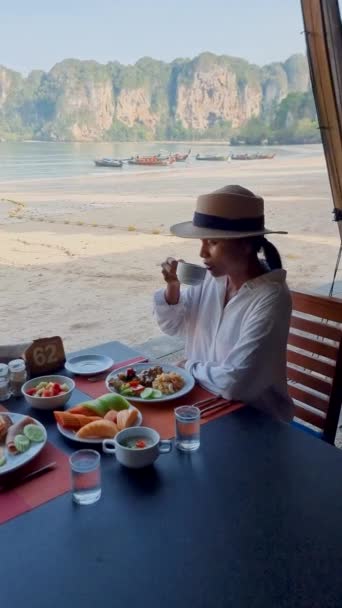 Kvinnor Som Äter Frukost Ett Lyxhotell Stranden Railay Krabi Thailand — Stockvideo