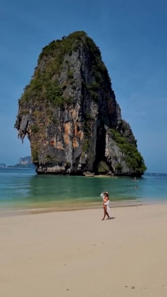 Frau Spaziert Railay Beach Krabi Thailand Dem Tropischen Strand Von — Stockvideo