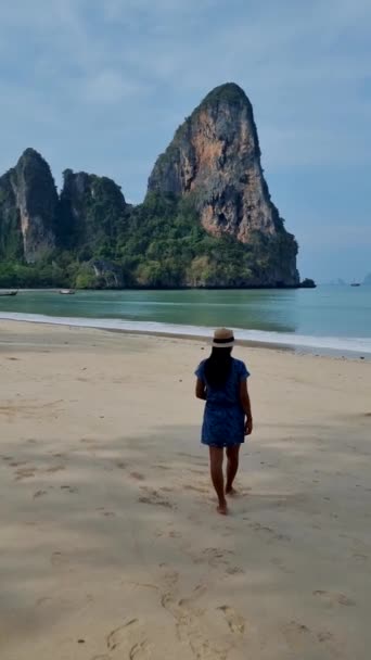 Vrouw Wandelen Railay Beach Krabi Thailand Het Tropische Strand Van — Stockvideo