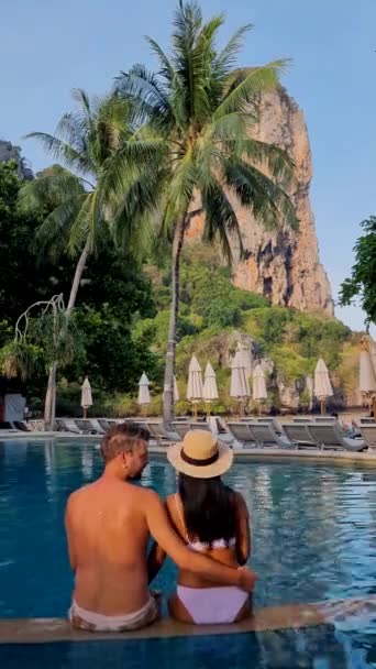 Casal Homens Mulheres Uma Piscina Resort Luxo Tailândia Piscina Luxo — Vídeo de Stock