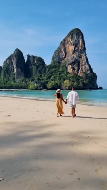 鉄道ビーチクラビタイ 鉄道クラビの熱帯ビーチ ビーチでの男女のカップル タイの牧歌的な鉄道ビーチのパノラマビュー — ストック動画