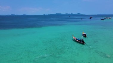 Tayland, Trang 'daki Koh Kradan adasının havadan görüntüsü. Yaz boyunca mercan resifi ve turkuaz renkli okyanusu olan tropik plaj.