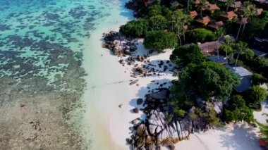 Koh Lipe Tayland Hava Kuvvetleri Koh Lipe Adası 'nın önündeki mercan resifinden insansız hava aracı görüntüsü. Turkuaz renkli okyanus ve Lipe Adası Tayland 'daki tropikal plaj