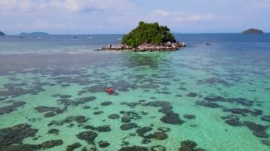Koh Lipe Tayland 'ın okyanusunda kano süren insanlar, Koh Lipe Okyanusu' ndaki mercan kayalıklarında kayak yapan bir çift kadın ve erkek.. 