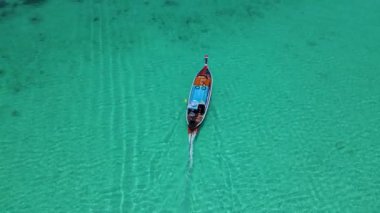 Tayland, Trang 'daki Koh Kradan adasının mavi okyanusundaki Uzunkuyruklu botun drone görüntüsü. Yaz boyunca mercan resifi ve turkuaz renkli okyanusu olan tropik plaj.