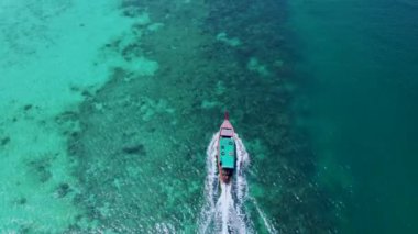 Tayland, Trang 'daki Koh Kradan adasının havadan görüntüsü. Yazın mavi okyanusta uzun kuyruklu bir tekneyle mercan resifi ve turkuaz renkli okyanusu olan tropik bir sahil.