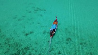 Tayland, Trang 'daki Koh Kradan adasının mavi okyanusundaki Uzunkuyruklu botun drone görüntüsü. Yaz boyunca mercan resifi ve turkuaz renkli okyanusu olan tropik plaj.