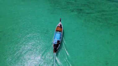 Tayland, Trang 'daki Koh Kradan adasının mavi okyanusunda uzun kuyruklu tekne.