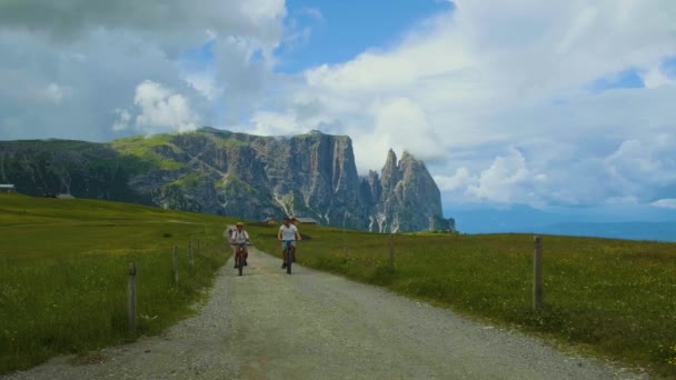 Alpe Siusi Seiser Alm Sassolungo Langkofel 산맥에서 자전거를 — 비디오