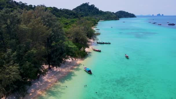 タイ王国のトラン島のコ クラダン島の空中ビュー タイ王国の夏の間 サンゴ礁とターコイズブルーの海を持つ熱帯ビーチ — ストック動画