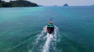 Tayland, Trang 'daki Koh Kradan adasının havadan görüntüsü. Yazın mavi okyanusta uzun kuyruklu bir tekneyle mercan resifi ve turkuaz renkli okyanusu olan tropik bir sahil.