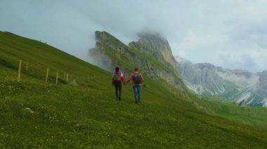 İtalyan Dolomitleri 'nde yürüyüş yapan çift Seceda Tepesi' nin muhteşem manzarası. Trentino Alto Adige, Dolomites Alps, Güney Tyrol, İtalya, Avrupa. Odle dağ sırası, Val Gardena. Görkemli Furchetta