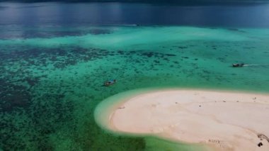 Koh Lipe Tayland 'da tatilde olan bir çift erkek ve kadın güneşli bir günde Koh Lipe Tayland' ın mercan kayalıklarında bir kumsalda yürüyorlar.