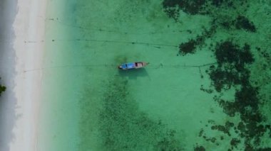 Turkuaz renkli okyanustaki uzun kuyruklu teknelerin Koh Lipe Tayland havacılık manzarası yaz turkuaz deniziyle muhteşem tropikal plajlar. Huzurlu Andaman Denizi Koh Lipe, Satun, 