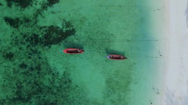 Turkuaz renkli okyanustaki uzun kuyruklu teknelerin Koh Lipe Tayland havacılık manzarası yaz turkuaz deniziyle muhteşem tropikal plajlar. Huzurlu Andaman Denizi Koh Lipe, Satun, 