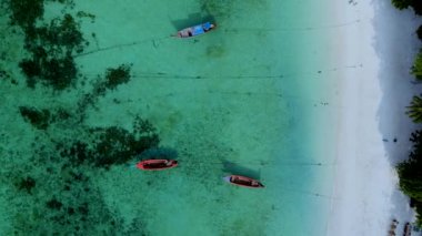 Turkuaz renkli okyanustaki uzun kuyruklu teknelerin Koh Lipe Tayland havacılık manzarası yaz turkuaz deniziyle muhteşem tropikal plajlar. Güneşli bir günde Koh Lipe, Satun 'da huzurlu bir Andaman denizi.