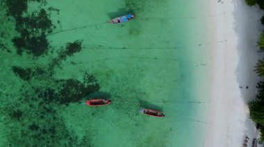 Turkuaz renkli okyanustaki uzun kuyruklu teknelerin Koh Lipe Tayland havacılık manzarası yaz turkuaz deniziyle muhteşem tropikal plajlar. Huzurlu Andaman Denizi Koh Lipe, Satun, 
