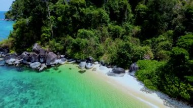 Koh Lip Tayland yakınlarındaki Ko Adang Adası Tarutao Ulusal Parkı, Satun Eyaleti, Tayland, Turkuaz renkli okyanus beyaz kumlu plajda birkaç erkek ve kadın