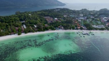 Turkuaz renkli okyanustaki uzun kuyruklu teknelerin Koh Lipe Tayland havacılık manzarası yaz turkuaz deniziyle muhteşem tropikal plajlar. Huzurlu Andaman Denizi Koh Lipe, Satun, 