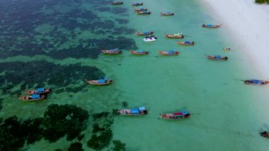 Koh Lipe Tayland Havacılık Manzarası turkuaz renkli okyanusta uzun kuyruklu tekneler, yazın renkli turkuaz deniz ile inanılmaz tropikal plajlar. 