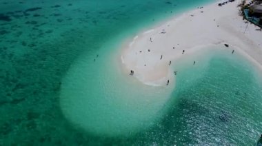 Koh Lipe Tayland 'da tatilde olan birkaç beyaz erkek ve Taylandlı kadın Koh Lipe Lipe' nin mercan kayalığındaki bir kumsalda yürüyorlar.