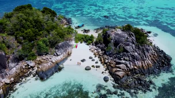 Quelques Hommes Femmes Sont Vacances Koh Lipe Thaïlande Kayaks Sur — Video