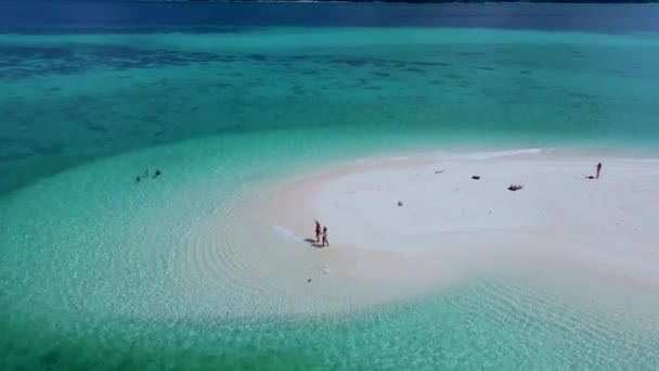 타이에서 휴가를 보내고 바다에 모래톱을 산호초 — 비디오