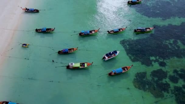 Koh Lipe Thailand Flygfoto Longtail Båtar Det Turkosfärgade Havet Fredliga — Stockvideo