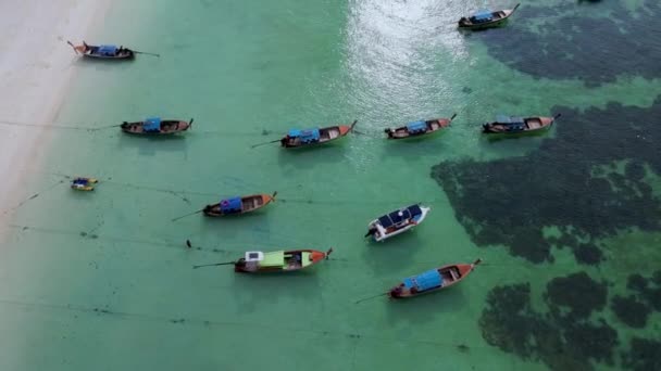 タイのコリペターコイズ色の海でのロングテールボートの空中ビュー 夏のカラフルなターコイズ色の海で素晴らしい熱帯ビーチ サトゥン島のコリペにある穏やかなアンダマン海 — ストック動画