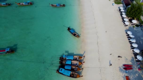Letecký Pohled Longtail Lodě Tyrkysově Zbarveném Oceánu Slunečného Dne Ostrově — Stock video
