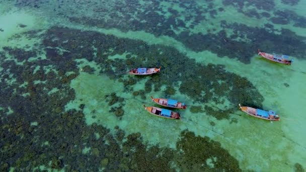 Koh Lipe Thajsko Letecký Pohled Longtail Lodí Tyrkysově Zbarveném Oceánu — Stock video