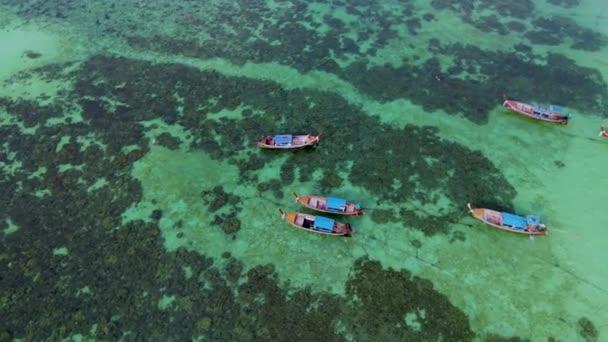 Koh Lipe Thailand Flygfoto Longtail Båtar Det Turkosa Färgade Havet — Stockvideo