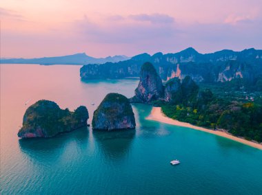 Railay Plajı Krabi Tayland, gün batımında, Tayland 'daki raiplek Railay plajının panoramik manzaralı tropikal plajı.