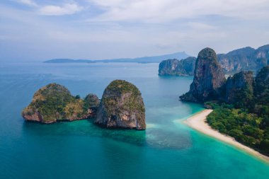 Railay Beach Krabi Tayland, Railay Krabi 'nin tropikal plajı, Tayland' da akşamları bulutlu gökyüzü ile Susnet 'te raileylerin uçağının görüntüsü.