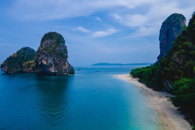 Railay Beach Krabi Tayland, Railay Krabi 'nin tropikal plajı, Tayland' da akşamları bulutlu gökyüzü ile Susnet 'te raileylerin uçağının görüntüsü.