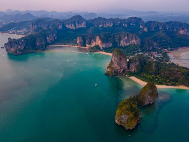 Railay Beach Krabi Tayland, Railay Krabi 'nin tropikal plajı, Tayland' da akşamları bulutlu gökyüzü ile Susnet 'te raileylerin uçağının görüntüsü.