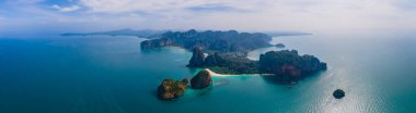 Railay Beach Krabi Tayland, Railay Krabi 'nin tropikal plajı, Tayland' da akşamları bulutlu gökyüzü ile Susnet 'te raileylerin uçağının görüntüsü.