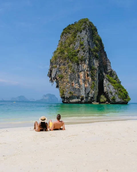Railay Beach Krabi Thailand Tropical Beach Railay Krabi Couple Men — Zdjęcie stockowe
