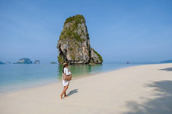 Mulheres Asiáticas Caminhando Railay Beach Krabi Tailândia Praia Tropical Railay — Fotografia de Stock