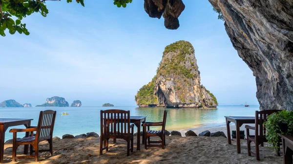 hurtig marv tage medicin Par, der har en is på stranden i Krabi Thailand, Railay strand med en smuk  baggrund af Ko Rang Nok Island I Thailand Krabi — Stock-foto © fokkebok  #348993978