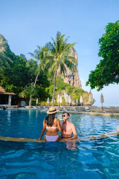 Een Paar Mannen Vrouwen Bij Een Zwembad Een Luxe Resort — Stockfoto