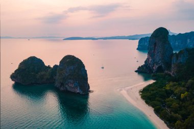 Railay Beach Krabi Thailand 'da gün batımı, Tayland' daki raileylerin uçağından panoramik manzara, Railay Krabi 'nin tropikal plajı. 