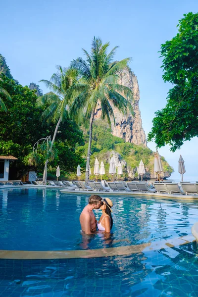 Paar Mannen Vrouwen Bij Een Zwembad Een Luxe Resort Thailand — Stockfoto