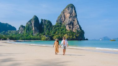 Railay Plajı Krabi Tayland, Tayland 'daki huzurlu Railay Kumsalı manzaralı, kumsalda bir çift kadın ve erkek, Railay Krabi' nin tropik plajı. 
