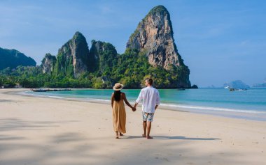 Railay Plajı Krabi Tayland, Tayland 'daki huzurlu Railay Kumsalı manzaralı, kumsalda bir çift kadın ve erkek, Railay Krabi' nin tropik plajı. 