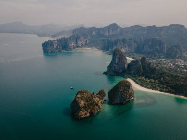 Railay Plajı, Krabi Tayland. Bir yaz günü, Railay Krabi 'nin tropik plajı.