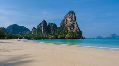 Railay Plajı, Krabi Tayland. Bir yaz günü, Railay Krabi 'nin tropik plajı.