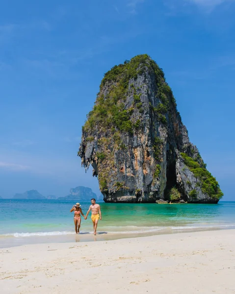 Ein Paar Männer Und Frauen Strand Von Railay Krabi Thailand — Stockfoto